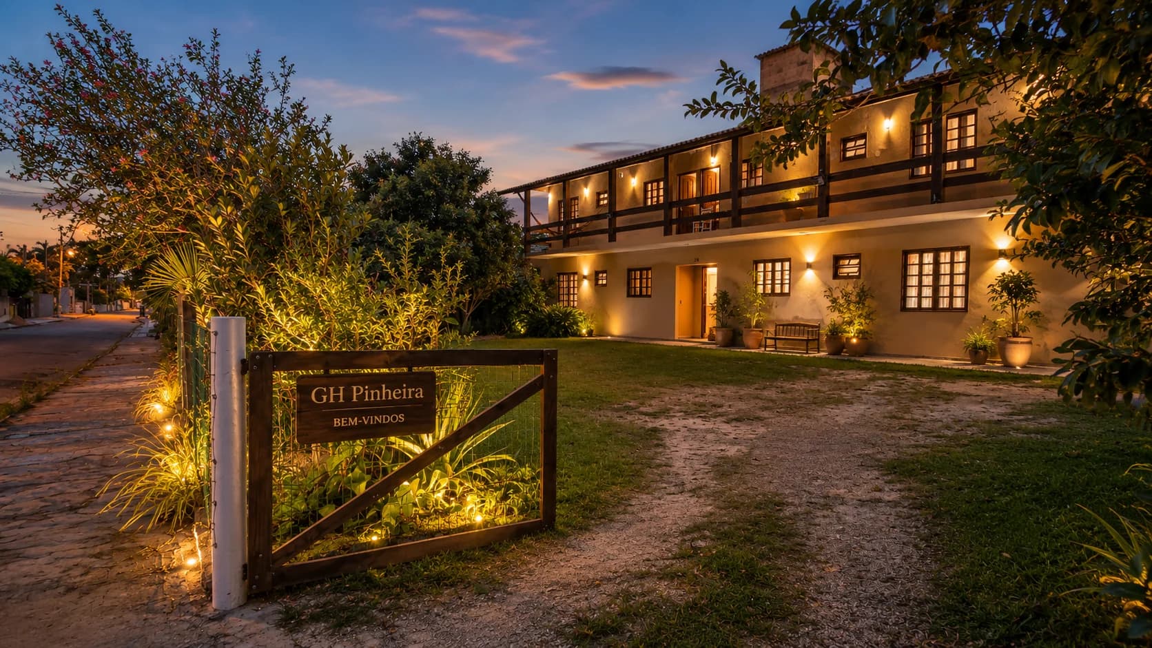 Fachada iluminada da GH Pinheira ao entardecer